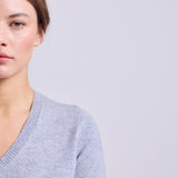 Sweater Cashmere Cuello V Gris Claro